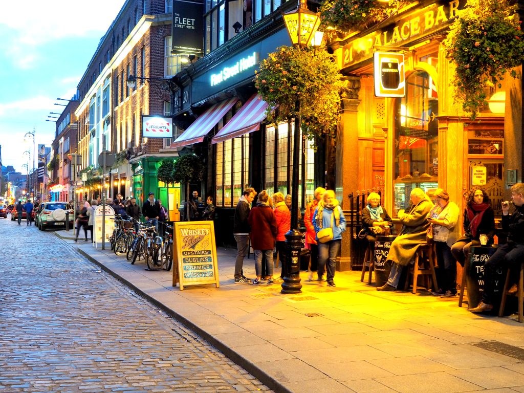 dubliner_street_with_people_drinking_in_front_of_pubs