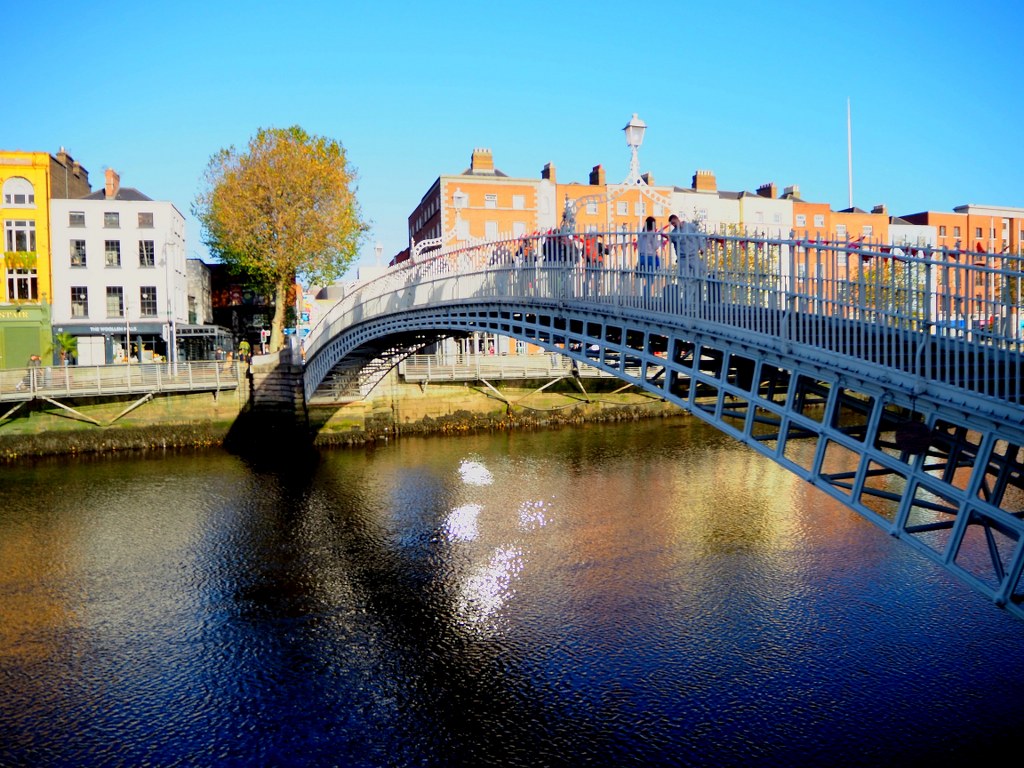 narrow_bridge_crossing_a_river_in_dublin