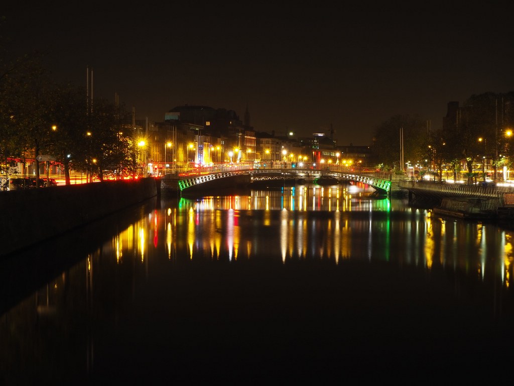 night_lights_in_a_river_side_in_dublin