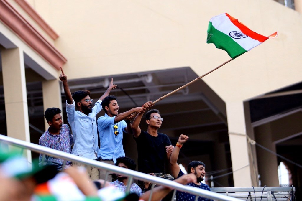 smiled_indian_guys_waving_indian_flag