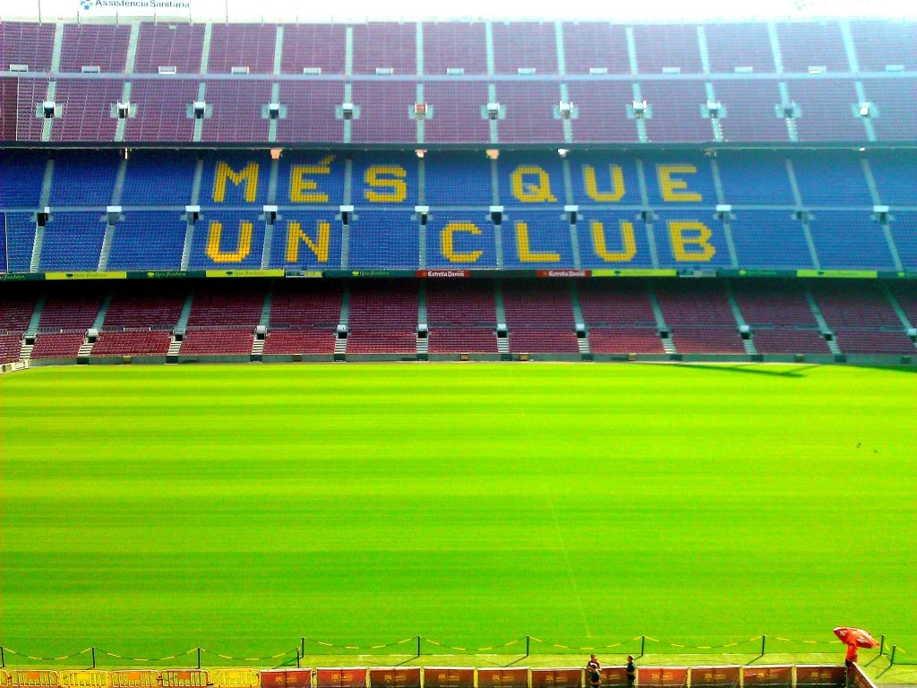 green_weel_groomed_grass_in_the_stadium_in_barcelona