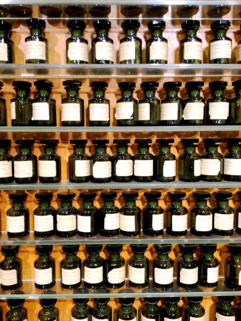 hundreds_of_amber_bottels_in_the_perfume_museum_in_paris