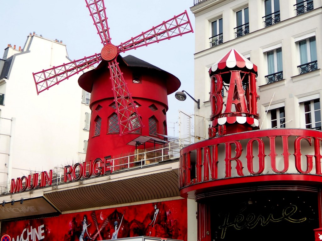 red_windmills_in_front_of_paris_moulin_rouge_place
