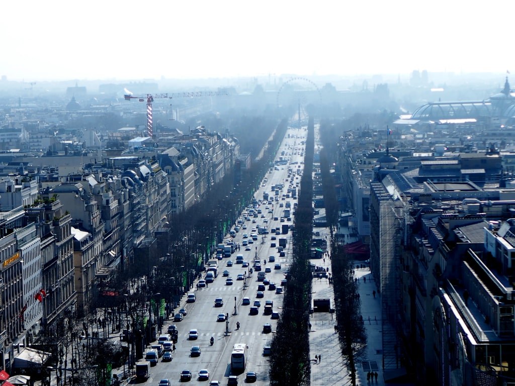 skyline_of_paris_with_huge_traffic_on_main_roads