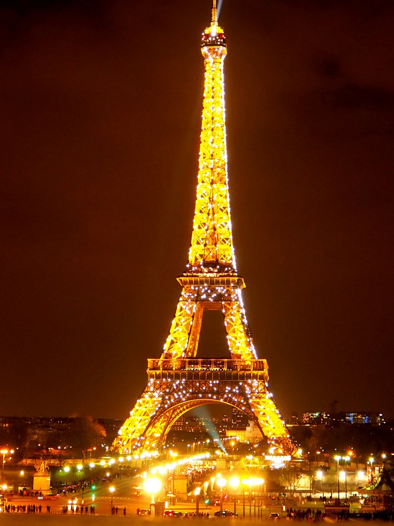 the_eiffel_tower_glimping_at_night