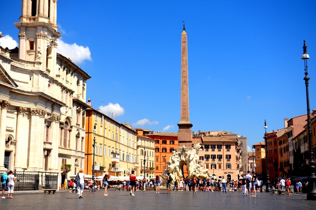a_high_column_in_rome_with_tens_of_tourists_around