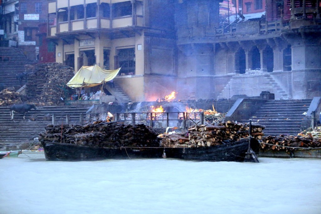 piles_of_wood_with_burning_bodies_on_the_river_side_of_ganges