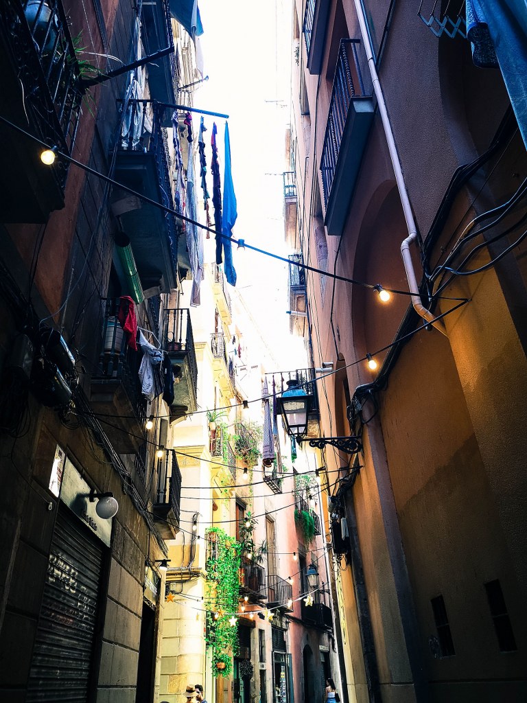 narrow_street_in_ghotic_side_of_barcelona