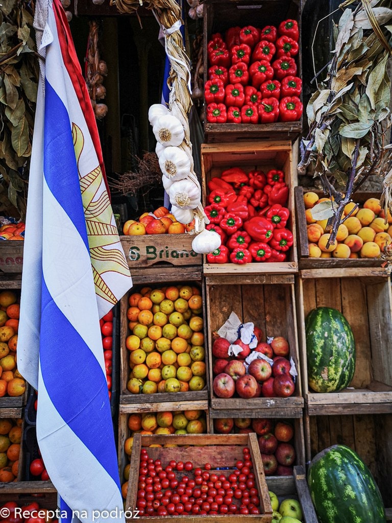 fresh-fruit-next-to-thde-uruguay-flag