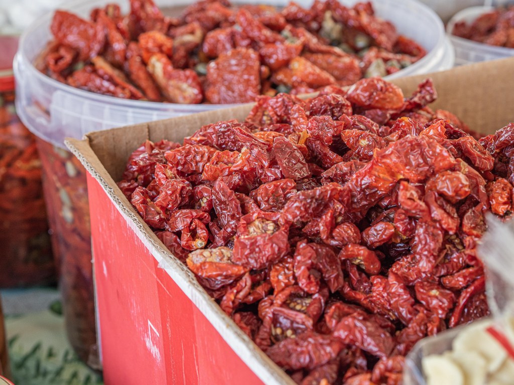 sun_dried_tomatoes_in_a_street_market_in_italy