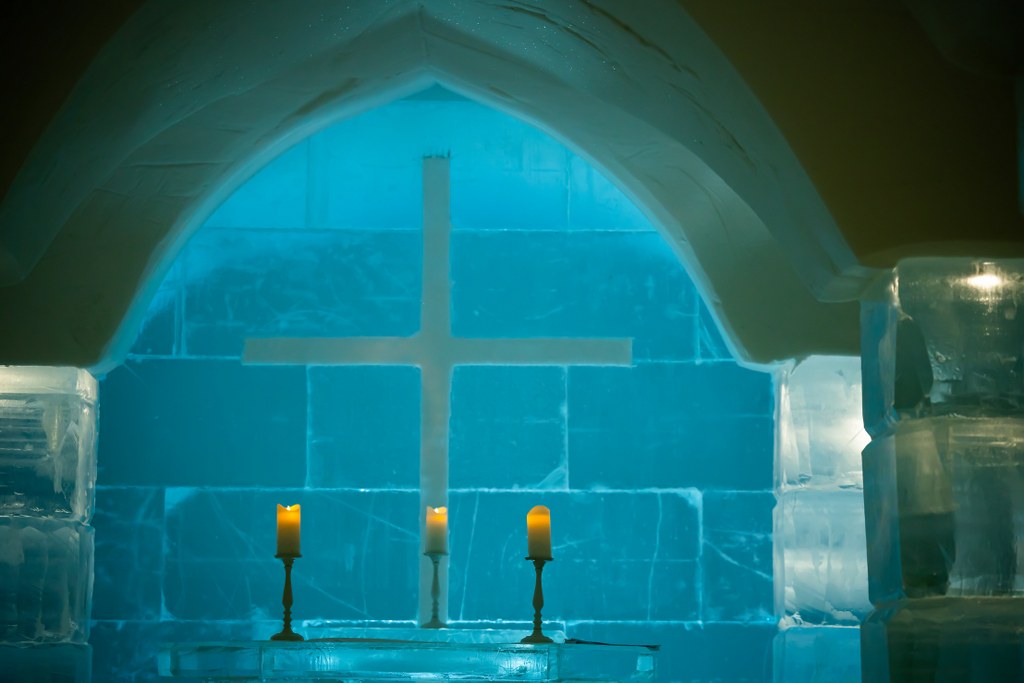 iced_altar_in_an_ice_shaped_chapel