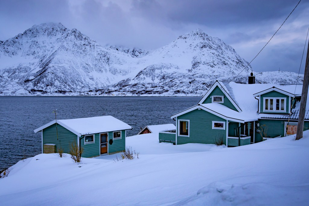 snowy_village_in_fjords_in_norway