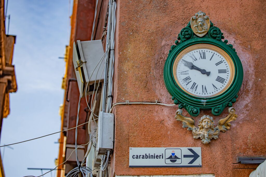 carabinieri_and_clock