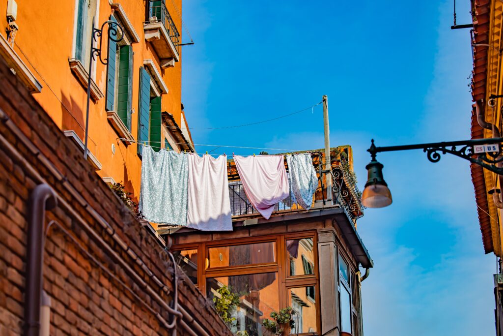 clothes_hanging_in_venice