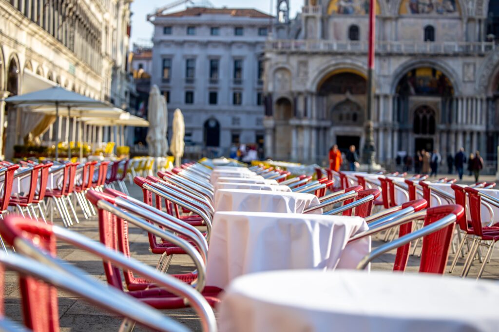 empty_restaurant_tables_in_st_mark_square