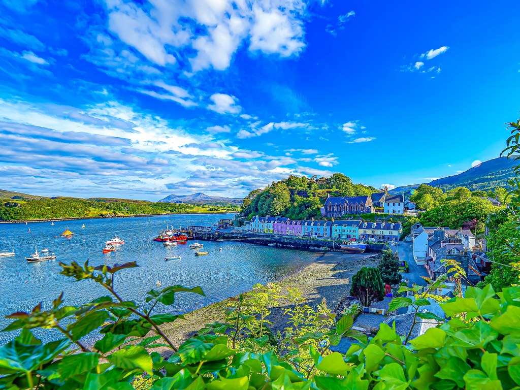 harbour_with_colorful_buildings_in_isle_of_skye