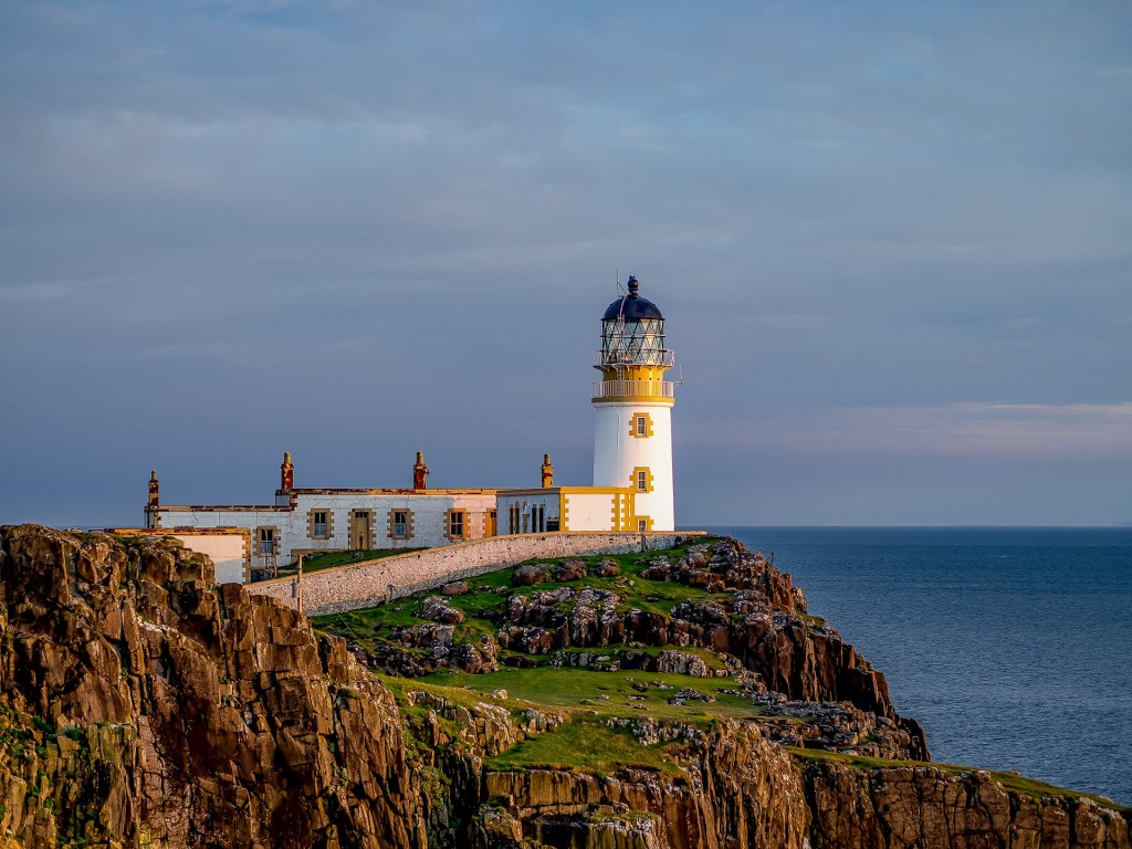 lighthouse_on_land_end_in_scotish_isle_of_skye